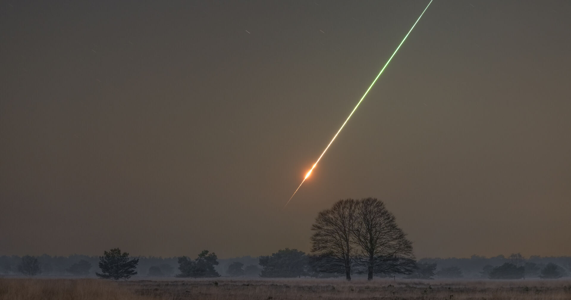 Der Landschaftsfotograf Gijs de Reijke machte dieses spektakuläre Bild des Feuerballs von 2023 CX1 über Nordfrankreich, als der Meteor zerbrach und verdampfte. Foto: Gijs de Reijke Asteroid 2023 CX1 Foto Gijs de Reijke